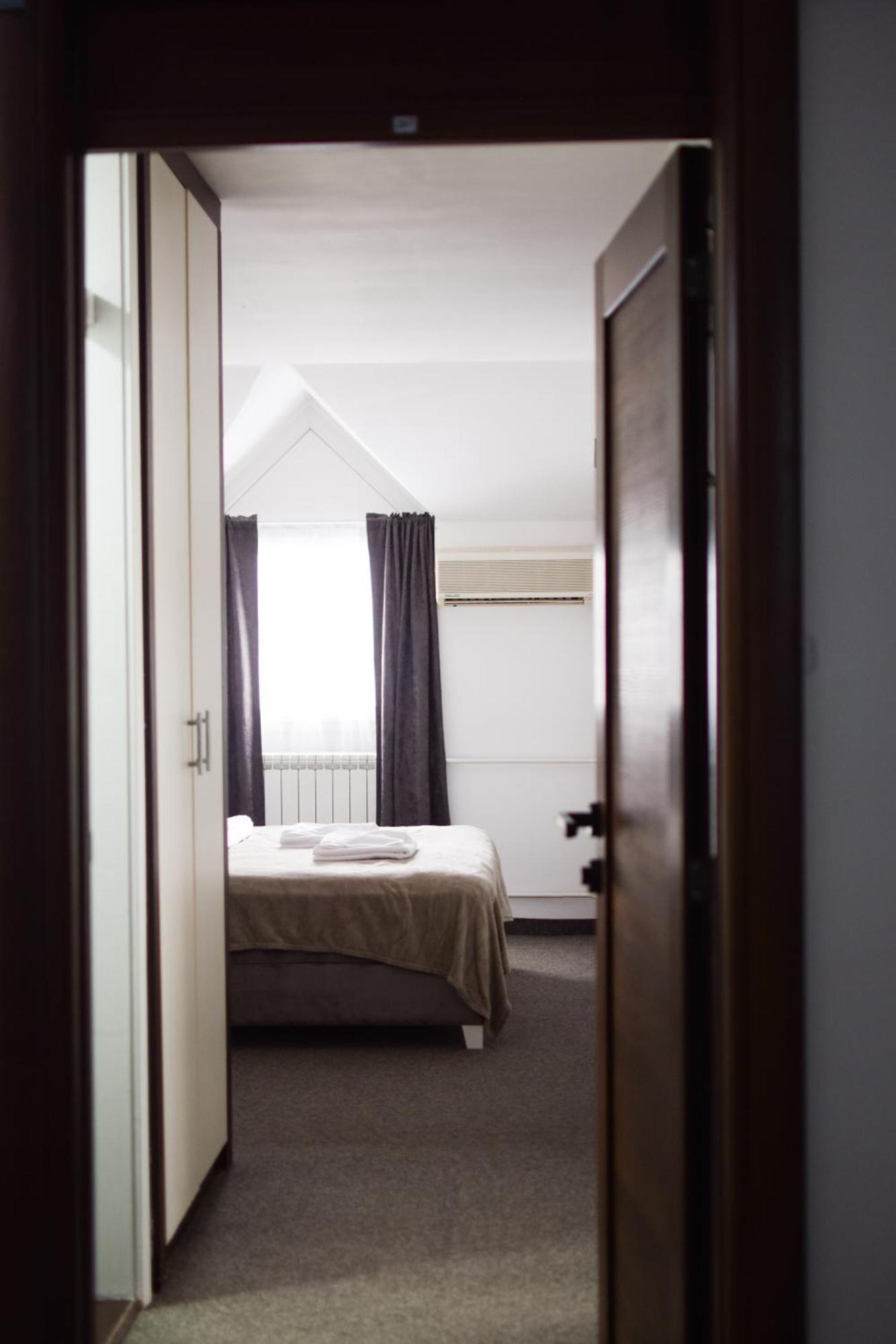 Hotel Tiski Cvet Novi Bečej Exteriör bild
